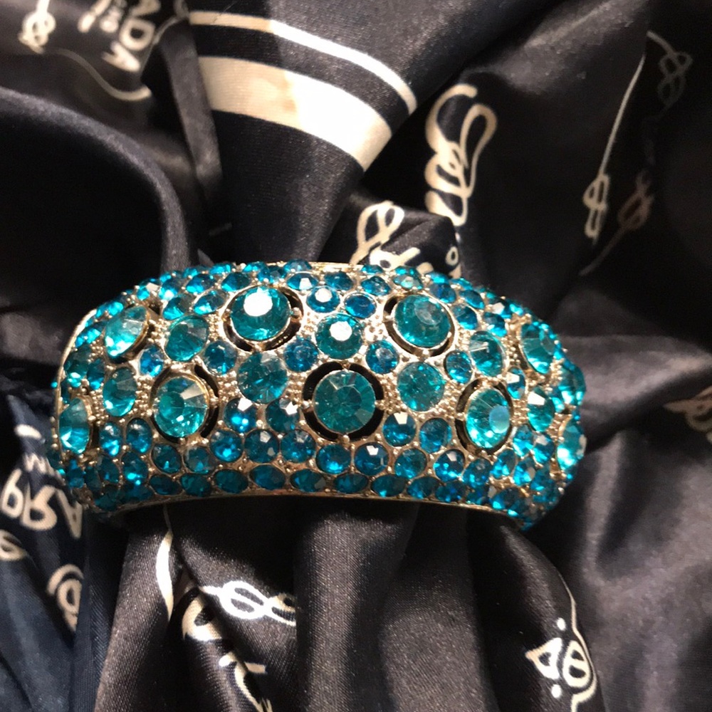 Gorgeous turquoise bracelet.